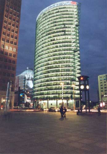 DB Tower bei Nacht