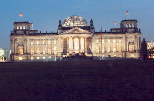 Der Reichstag bei Dämmerung