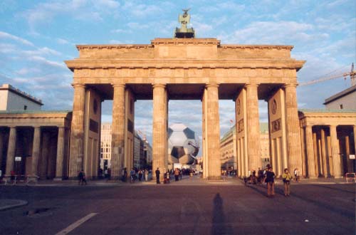 Brandenburger Tor + Fu&szlig;ballglobus