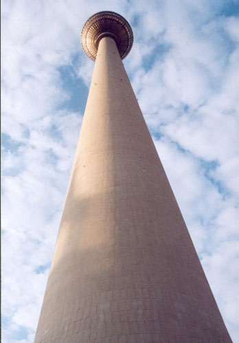 Fernsehturm von unten