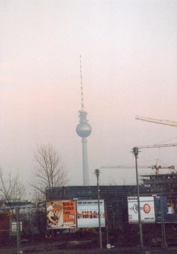 Fernsehturm im Dunst