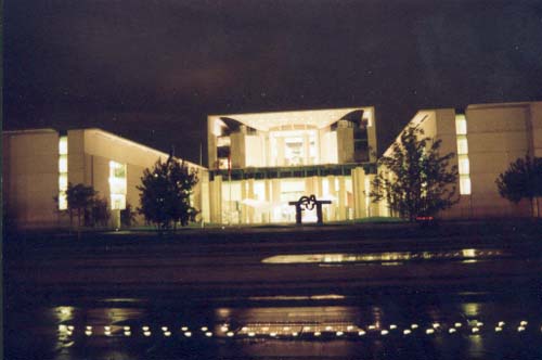 Kanzleramt bei Nacht