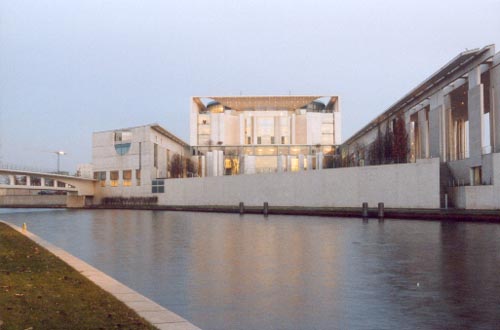 Kanzleramt von hinten